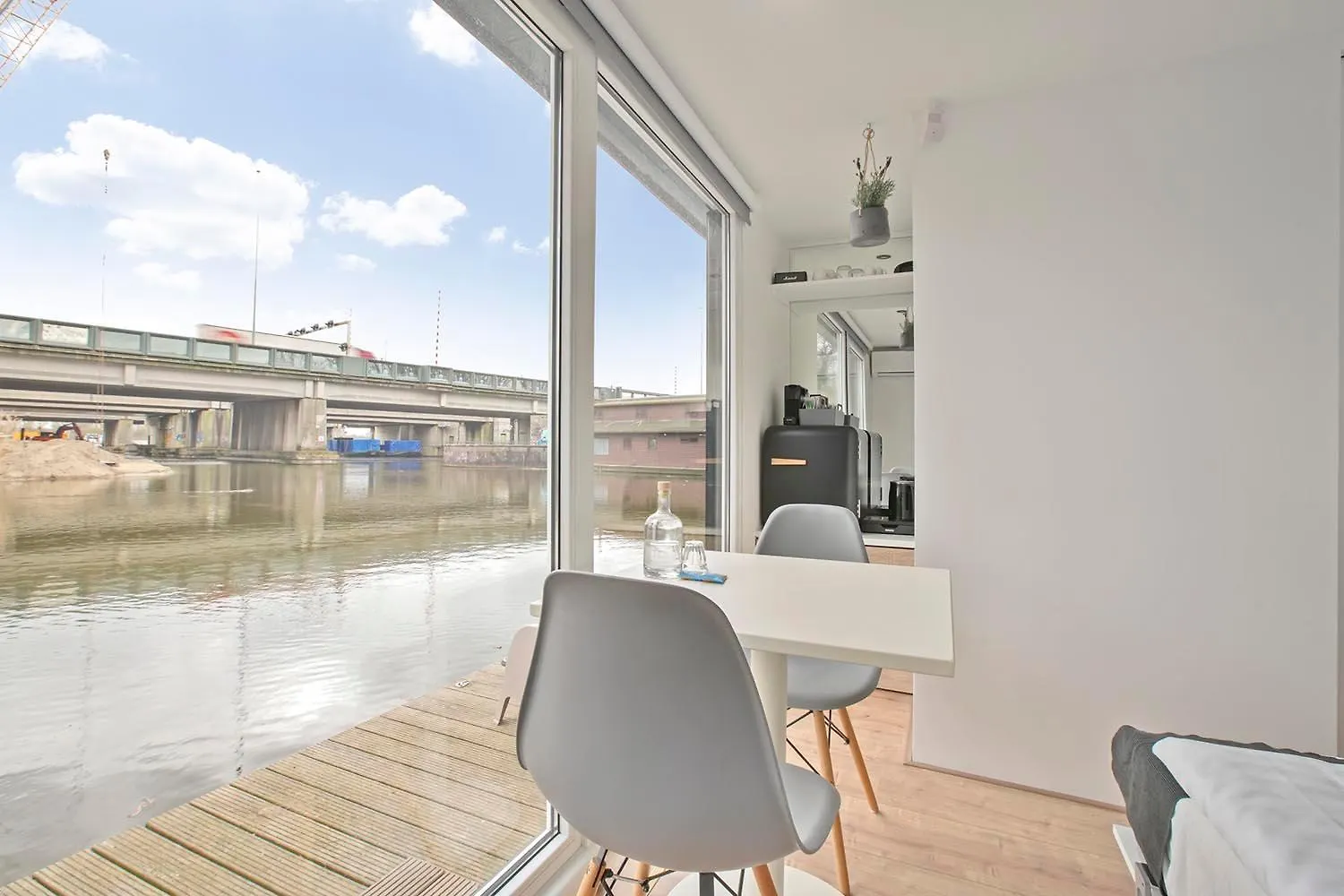 Houseboat The New Lake - Nieuwe Meer Amsterdam Bed & Breakfast
