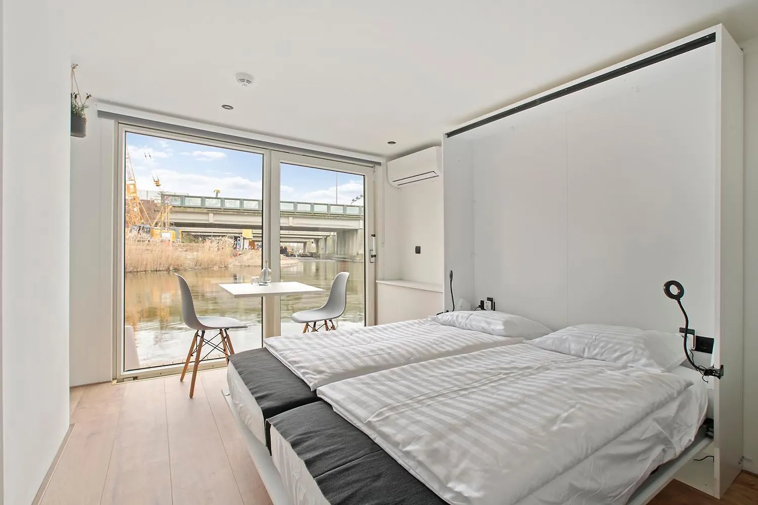Bed & Breakfast Houseboat The New Lake - Nieuwe Meer Amsterdam