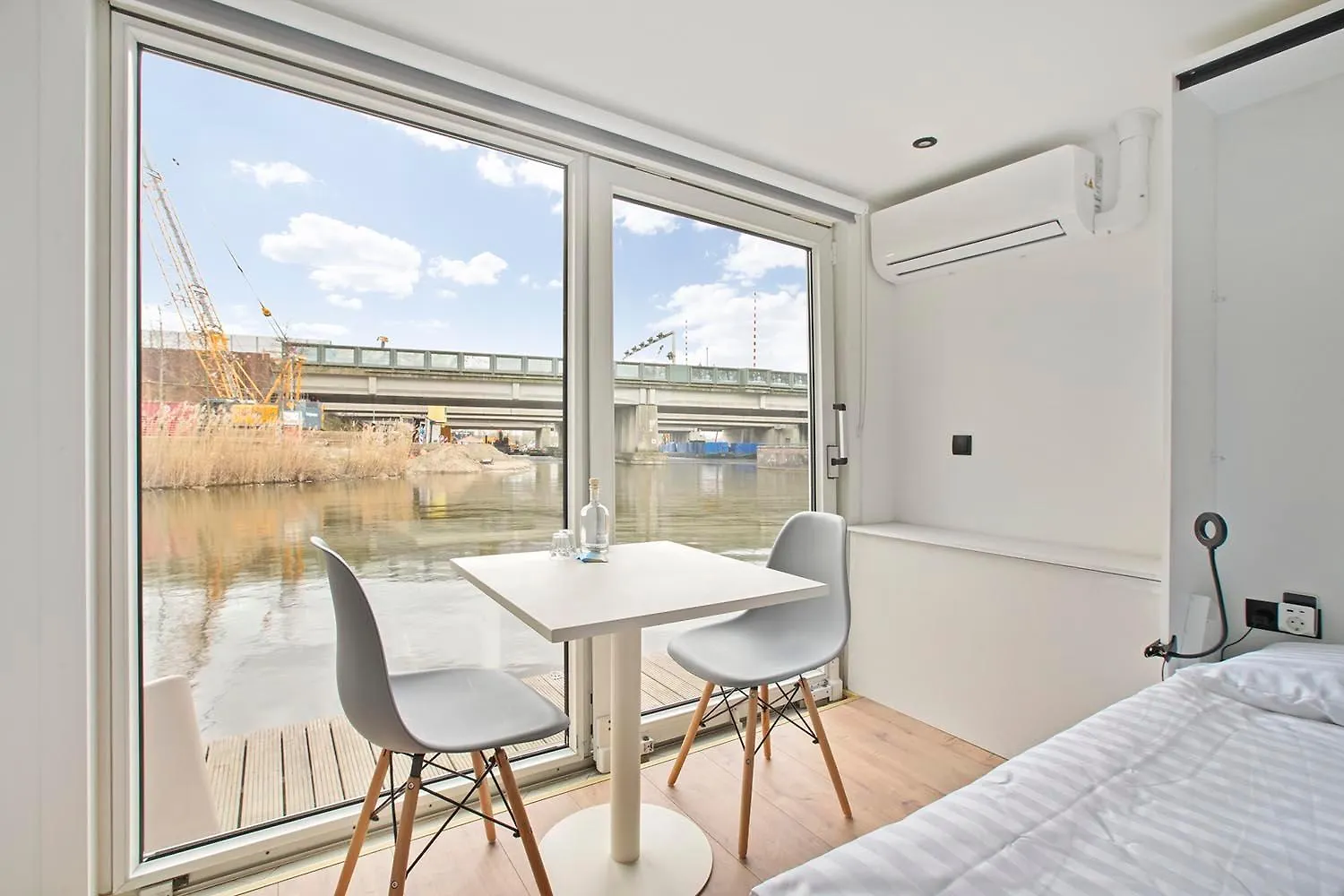 Houseboat The New Lake - Nieuwe Meer Amsterdam Bed & Breakfast
