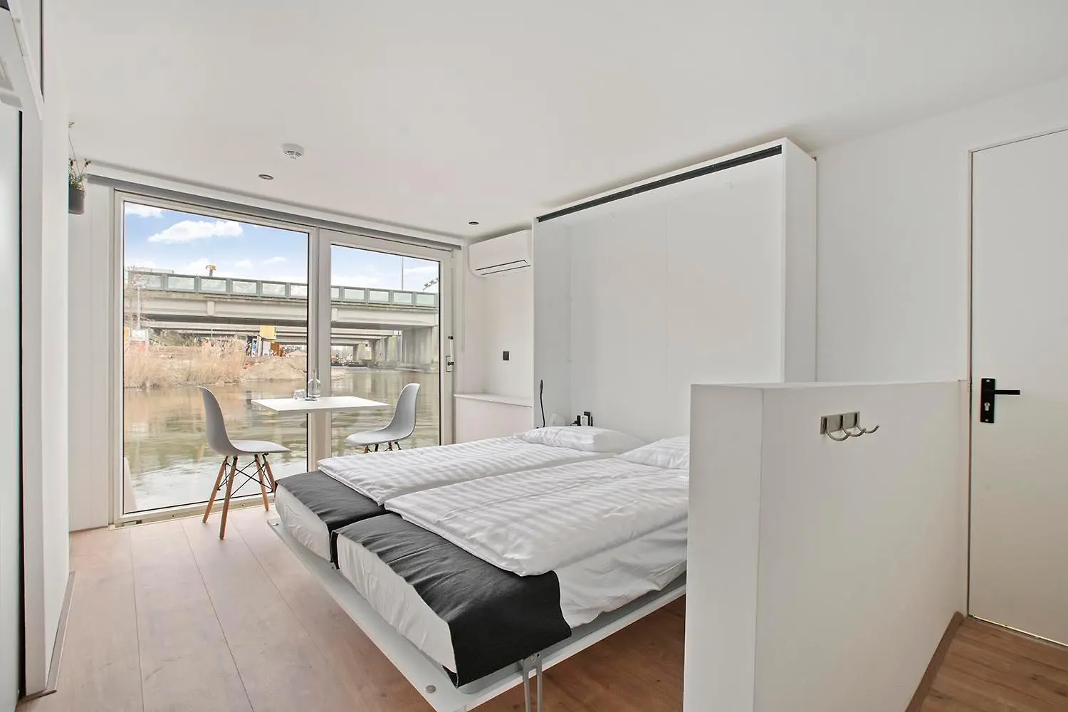 Bed & Breakfast Houseboat The New Lake - Nieuwe Meer Amsterdam Nederland