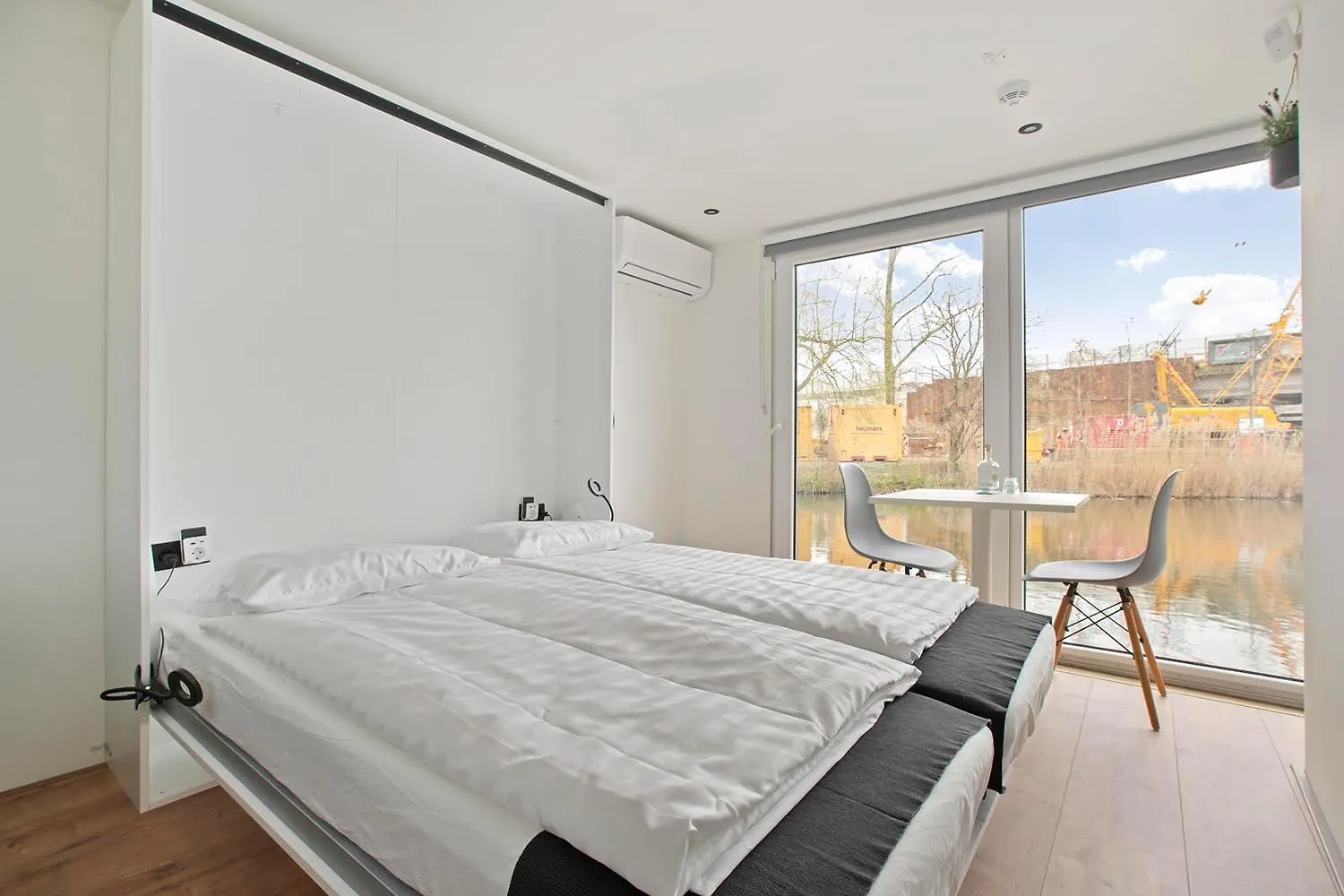Bed & Breakfast Houseboat The New Lake - Nieuwe Meer Amsterdam